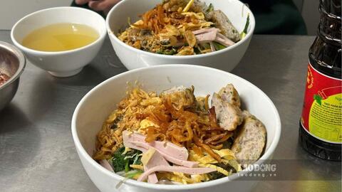 Miến trộn mực độc nhất vô nhị ở Hà Nội, khách xếp hàng nửa tiếng mới có bàn