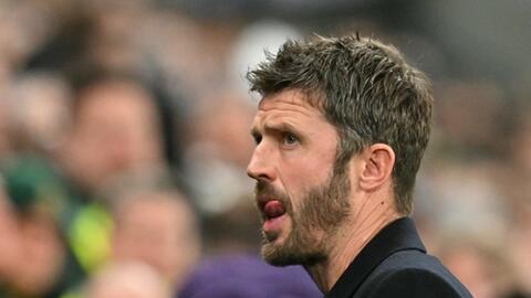 HLV Carrick chỉ trích thẻ đỏ dành cho Lisandro Martinez