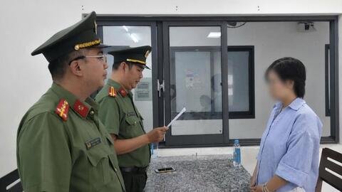 Bắt quả tang trường hợp thuê người thi hộ tiếng Anh