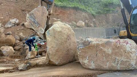 Thông tuyến sau nhiều ngày khắc phục sạt lở đường ven biển Hà Tĩnh