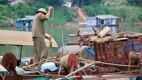 Sinh kế dân xóm chài ven bờ sông Lô