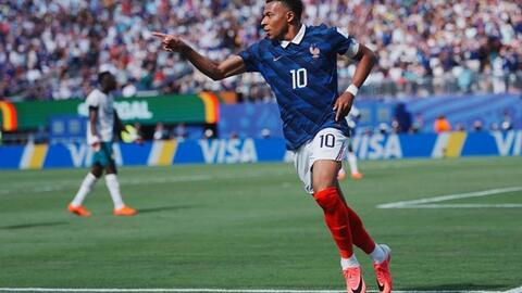 Mbappe phá kỉ lục ghi bàn của tuyển Pháp