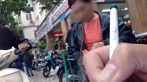 Ngang nhiên chèo kéo bệnh nhân trước cổng Bệnh viện Mắt Trung ương
