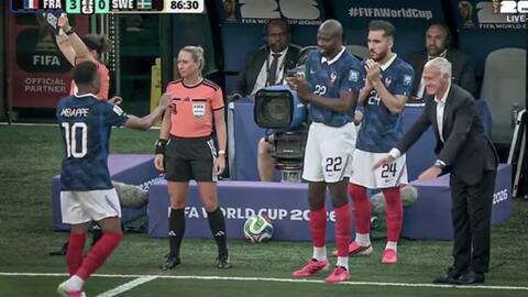 Phía sau khoảnh khắc cúi người của HLV Deschamps trước Mbappe