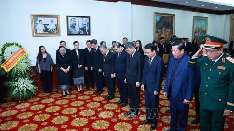 Thủ tướng Lê Minh Hưng viếng Chủ tịch Quốc hội Lào Xaysomphone Phomvihane