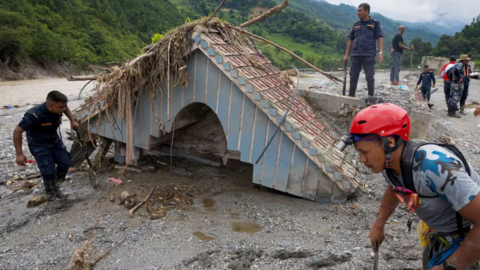 Người phụ nữ Nepal bất ngờ sống lại sau 10 ngày giữa bùn đất của lũ quét