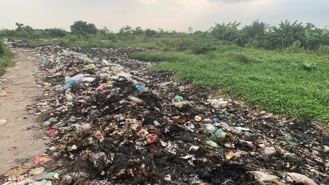 Người dân khốn khổ vì khói đen từ bãi rác ven sông Hóa
