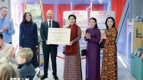 Phu nhân Tổng Bí thư, Chủ tịch nước trao tặng Tủ sách Việt Nam cho thư viện Đan Mạch