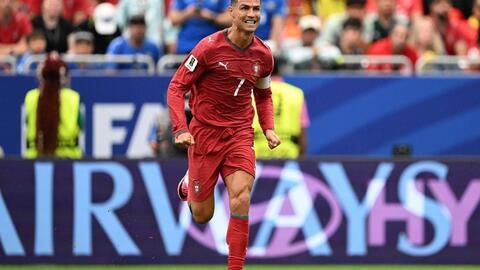 Ronaldo vượt Messi trong cuộc bầu chọn “Quả bóng vàng mọi thời đại”