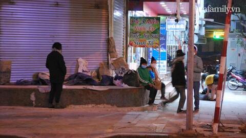 Mập mờ hoàn cảnh những phận đời sống bên vỉa hè Hà Nội và đường đi của quà từ thiện: "Vô gia cư hay không, qua 2h sáng mới biết"