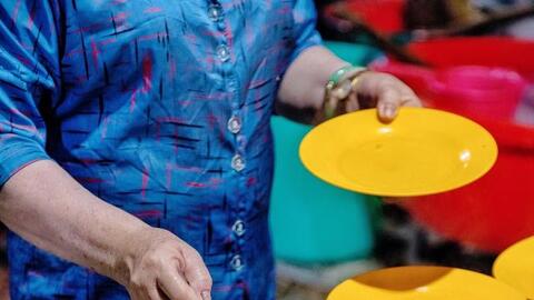 Món bún quậy nức tiếng Phú Quốc luôn gây tranh cãi giữa "ngon và khó ăn", nhưng mấy ai biết bà chủ mất 10 năm để hoàn chỉnh hương vị "chuẩn"