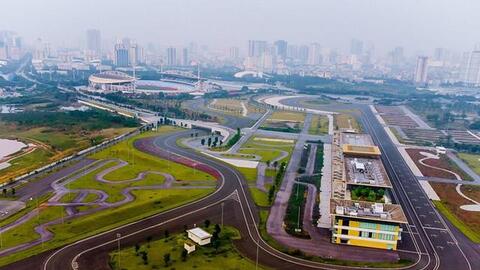 Cỏ mọc um tùm, rác chất đống ngổn ngang quanh đường đua F1 ở Hà Nội