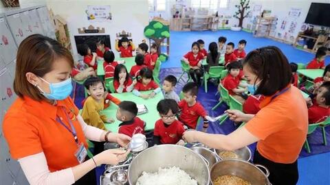 Hà Nội yêu cầu kiểm soát chặt nguồn gốc thực phẩm bữa ăn bán trú