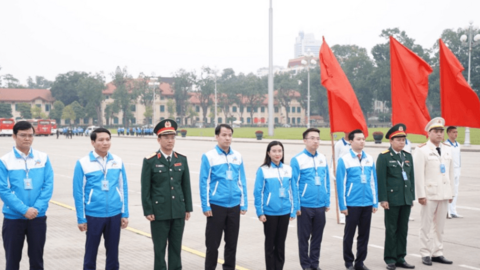 Đoàn đại biểu Đại hội Đoàn toàn quốc báo công dâng Bác