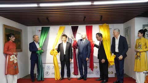 Ra mắt các thiết kế áo dài di sản của NTK người Ý tại Disa House Hà Nội