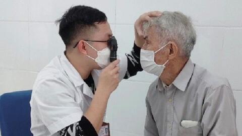 Triển khai khám, chữa bệnh chuyên khoa mắt cho người dân