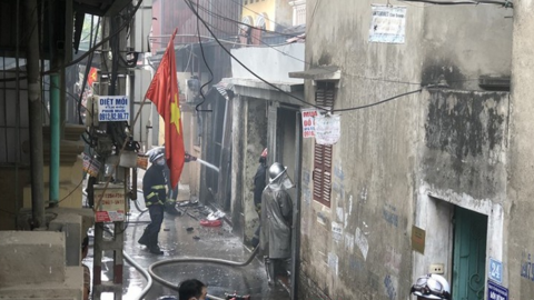 Hà Nội: Xưởng gỗ bốc cháy lan sang 2 ngôi nhà trong ngõ 975 đường Tam Trinh