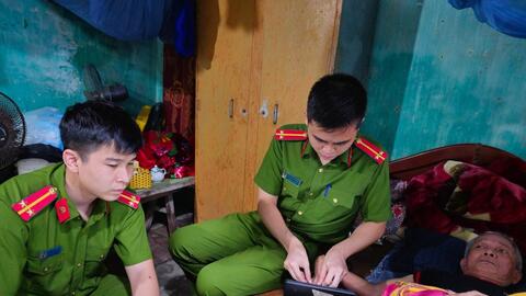 Công an huyện Thường Tín cấp căn cước lưu động hỗ trợ người già yếu, bệnh tật