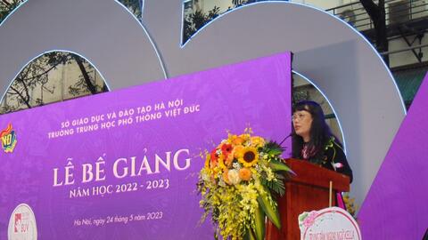 Những giọt nước mắt nghẹn ngào trong lễ bế giảng tại Trường THPT Việt Đức