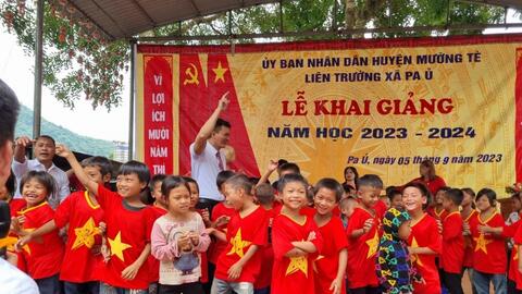 Xúc động hình ảnh thầy cô vùng cao cắt tóc, tắm cho trò đón ngày khai giảng