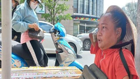 Tập trung truy xét đối tượng lừa tráo 840 tờ vé số của người phụ nữ không tay, không chân
