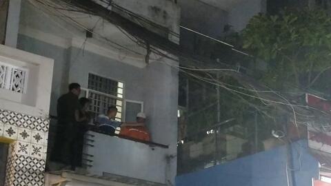 TP HCM: Người đàn ông nằm bất động trên mái tôn, nghi bị điện giật