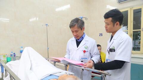 Phẫu thuật gãy xương đùi cho 2 cụ bà