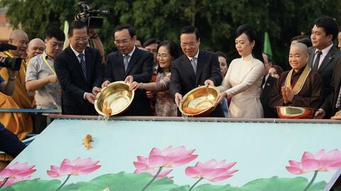 Chủ tịch nước cùng kiều bào thả cá chép mừng Xuân