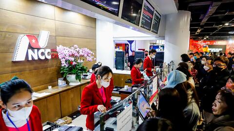 Xếp hàng để đặt suất chiếu lúc nửa đêm của phim 'Đào, phở và piano'