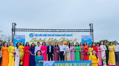 Hơn 1.000 phụ nữ Tam Kỳ rực rỡ trong tà áo dài