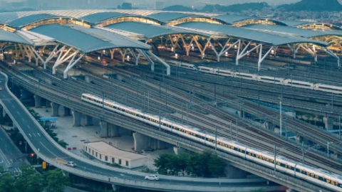 Trung Quốc chính thức vận hành hệ thống “siêu tàu điện ngầm” mới toanh khiến thế giới trầm trồ: Vận tốc tối đa 200 km/h, đi liền 5 thành phố trong 1 ngày, hành khách sáng lên núi chiều xuống biển