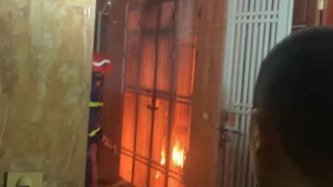 Cảnh sát cứu một người thoát khỏi đám cháy nhà trong đêm ở Hà Nội