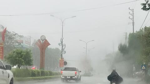 Mưa lớn gây ngập cục bộ một số tuyến đường ở Hà Tĩnh