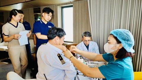 Đưa bác sĩ đến doanh nghiệp khám sức khỏe cho công nhân