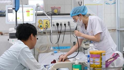Trắng đêm giành sự sống cho bệnh nhi mắc tay chân miệng