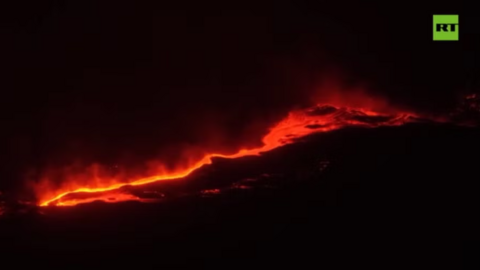 Núi Etna ở Sicily phun trào gây ra cuộc khủng hoảng hàng không tồi tệ ở Ý