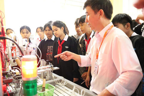 <a href="/song-xanh/giao-duc" title="Giáo dục" rel="dofollow">Giáo dục</a>