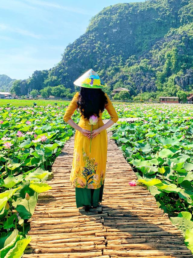 Đến Hang Múa, Ninh Bình ngập trong sắc sen hồng: Trọn vẹn 1 ngày cuối tuần rời xa thành thị xô bồ, chiêm ngưỡng vẻ đẹp thiên nhiên xanh mướt - Ảnh 1. Đến Hang Múa, Ninh Bình ngập trong sắc sen hồng: Trọn vẹn 1 ngày cuối tuần rời xa thành thị xô bồ, chiêm ngưỡng vẻ đẹp thiên nhiên xanh mướt - Ảnh 1.