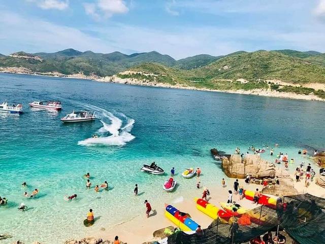 Du lịch trên trời, dưới đất khắp nơi tắc nghẽn vào hè - Ảnh 1. Du lịch trên trời, dưới đất khắp nơi tắc nghẽn vào hè - Ảnh 1.