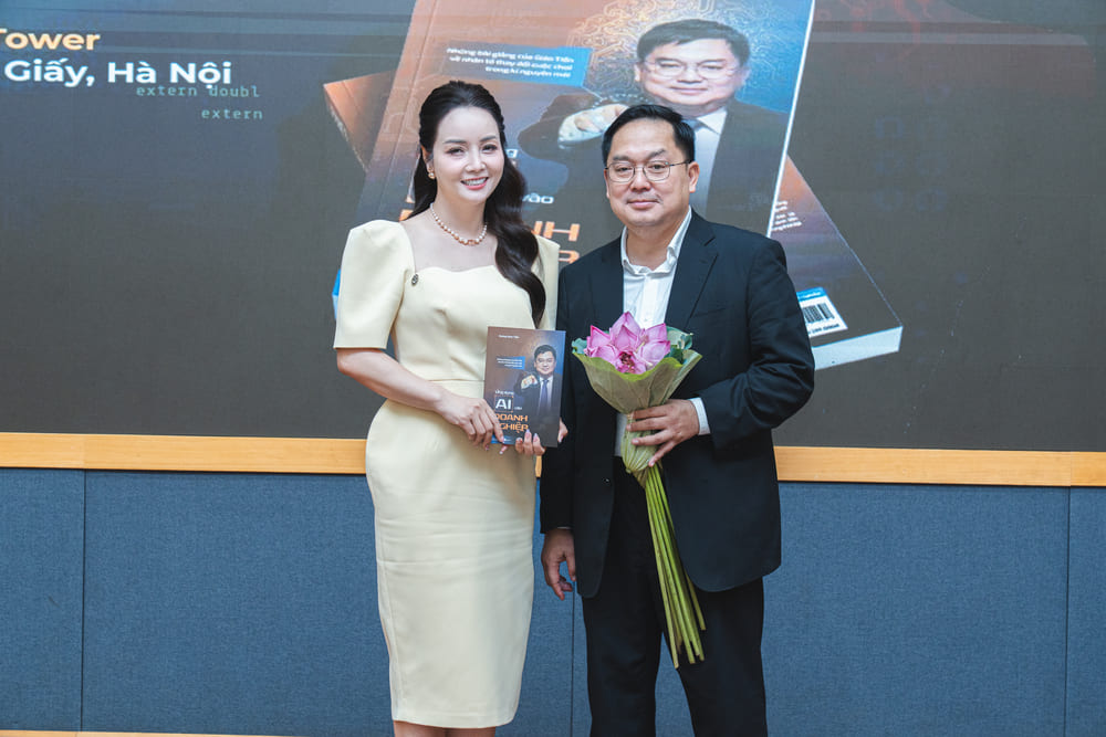 Nữ diễn viên Mai Thu Huyền đến chúc mừng tác giả Hoàng Nam Tiến ra mắt sách tại Hà Nội. Ảnh: Nhân vật cung cấp