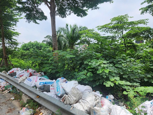 Rác thải trên tuyến đường vành đai 2 hướng từ đường Võ Chí Công về đường Láng, Hà Nội. Ảnh: Minh Hạnh