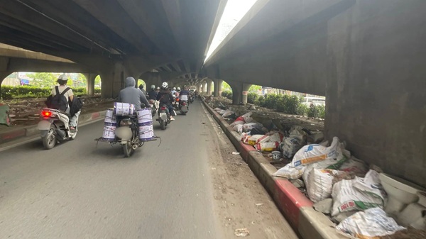 Rác thải tại đường Vành đai 3 phía dưới. Ảnh: Tuấn Trình
