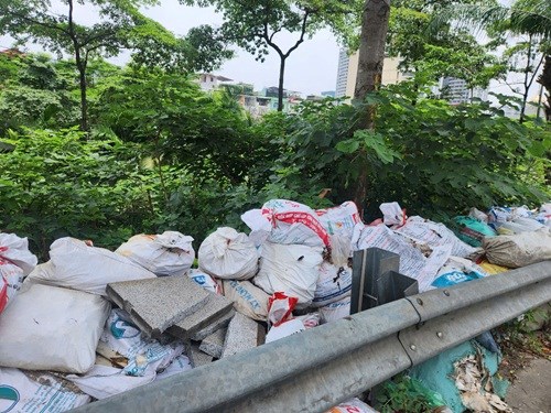 Rác thải tái xuất hiện trên các tuyến đường vành đai