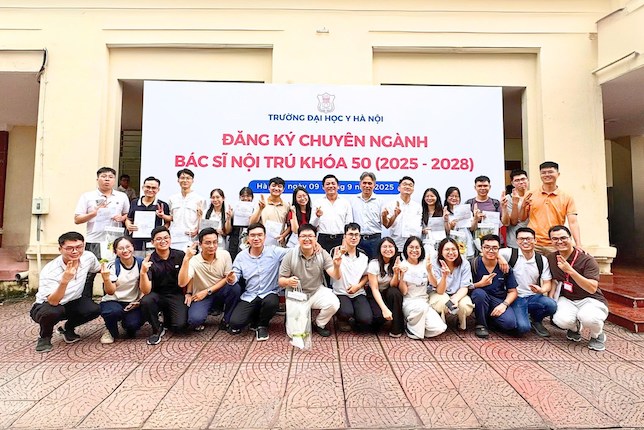 GS Nguyễn Duy Ánh đón các bác sĩ nội trú mới của chuyên ngành sản phụ khoa. Ảnh: BVCC