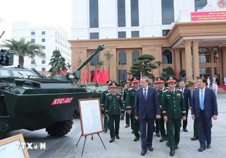 Tổng Bí thư Tô Lâm và đại biểu tham quan trưng bày các sản phẩm của Tổng cục Công nghiệp Quốc phòng. Ảnh: TTXVN
