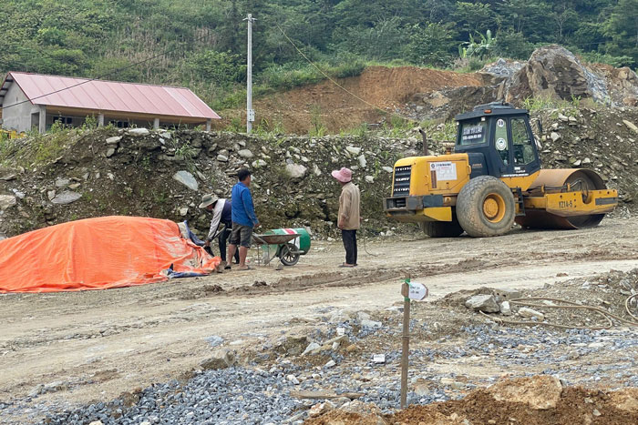 Công nhân cùng máy móc đang thi công trên công trường. Ảnh: Đinh Đại