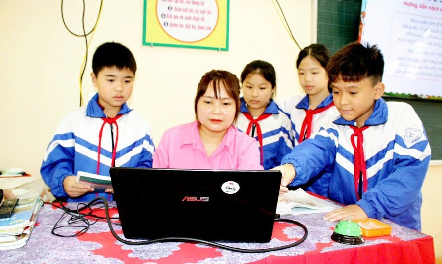 Cô và trò Trường Tiểu học Thanh Ninh (xã Kha Sơn, Thái Nguyên) hào hứng tìm hiểu công nghệ số.