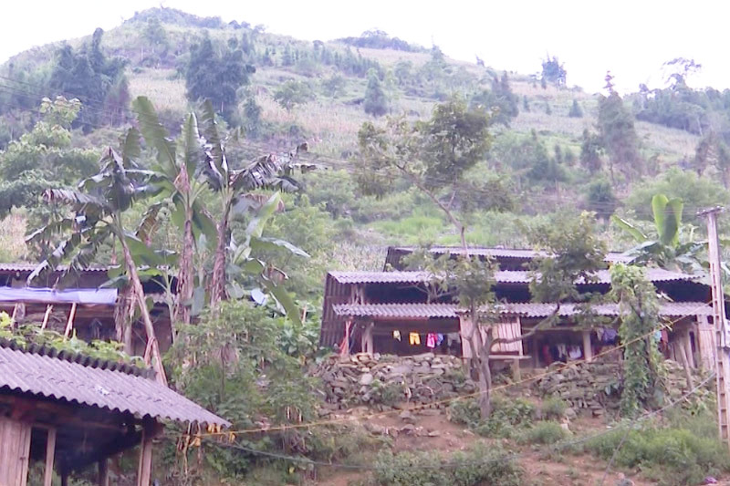 Phía dưới chân đồi là nơi sinh sống của hàng chục hộ dân. Ảnh: Đinh Đại