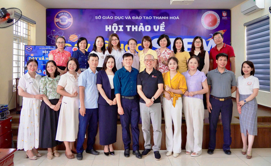Các đại biểu về dự Hội thảo dạy và học STEM ở Trường THCS Trần Mai Ninh, tỉnh Thanh Hóa. Ảnh: NTCC