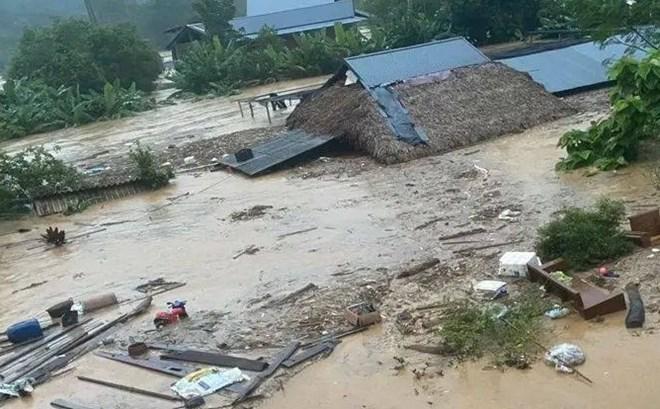 Nghệ An nước lũ dâng tới mái nhà, nhiều khu vực bị cô lập